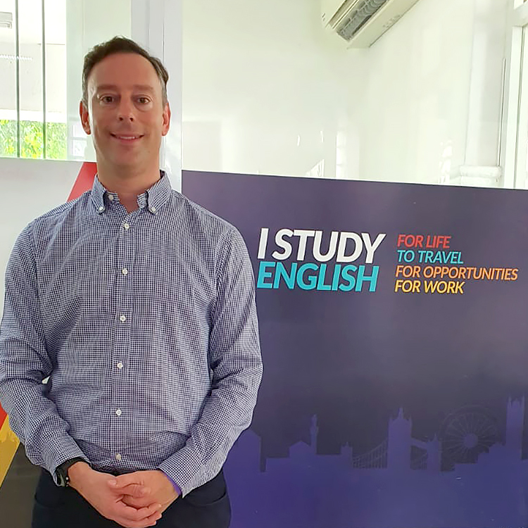 James - Director de London House Academy